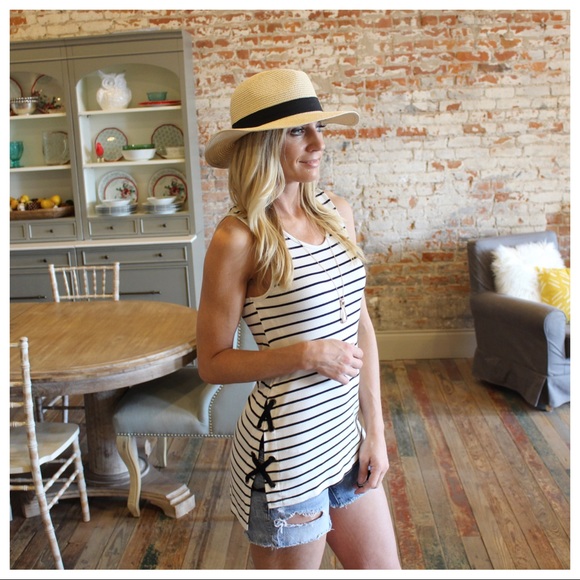 ✨RESTOCKED✨Ivory and black side lace up tank - Picture 2 of 3